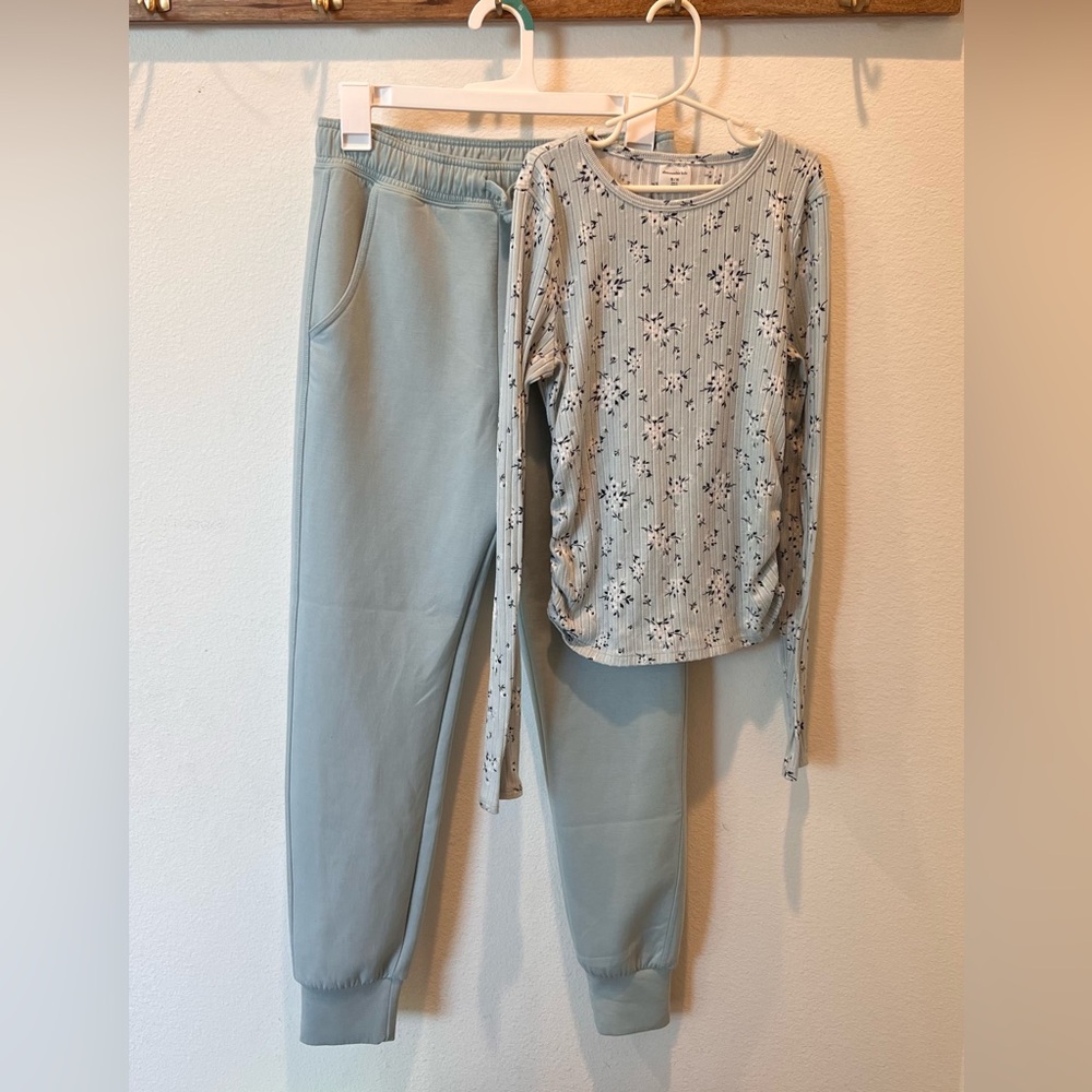 Abercrombie Kids Blue Joggers and Floral Long Sleeve Outfit Set Girls 13/14